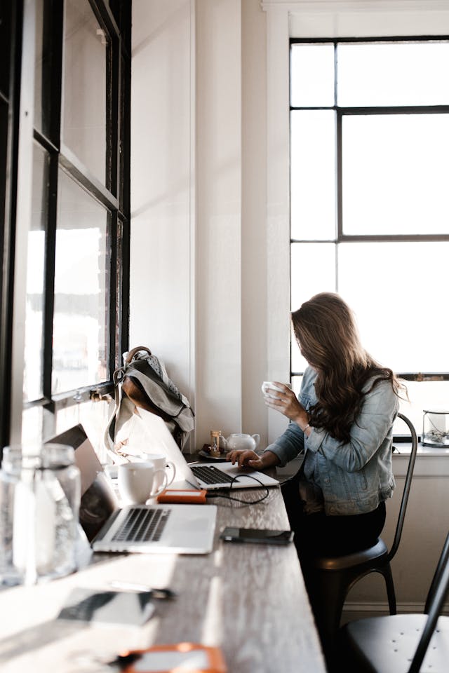 woman working on her business website.